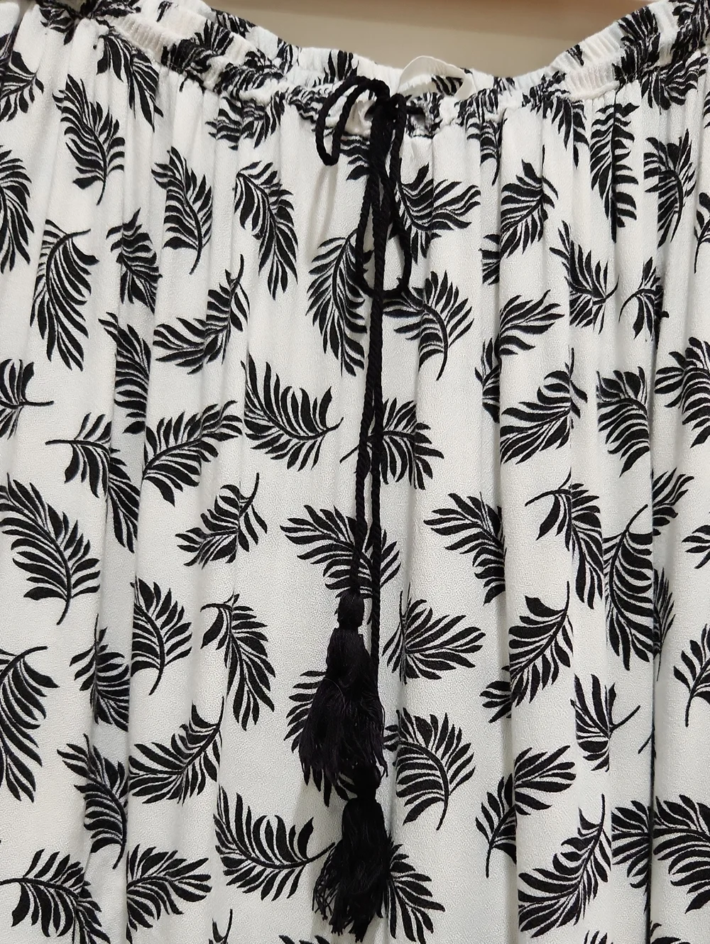 H&M White Skirt with Black Leaf Print and Drawstring Size L